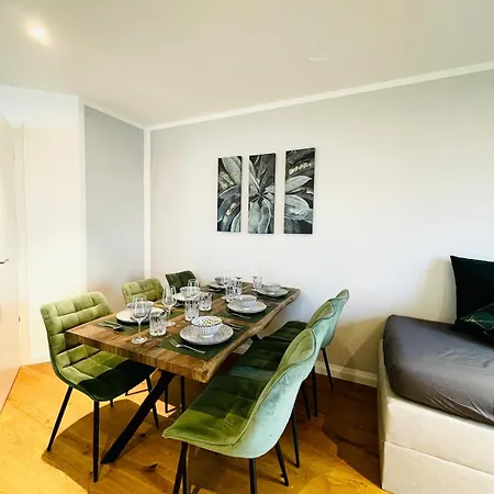 Apartment 90m2 Loft I Kaffee I Terrasse I E-parkplatz I 65' Smart Tv *