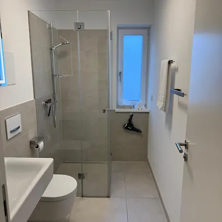 Apartment 90m2 Loft I Kaffee I Terrasse I E-parkplatz I 65' Smart Tv